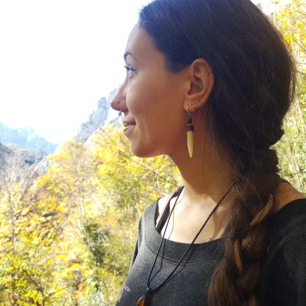 Pendientes colmillo de hueso