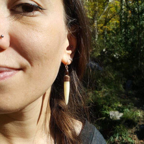 Pendientes colmillo de hueso