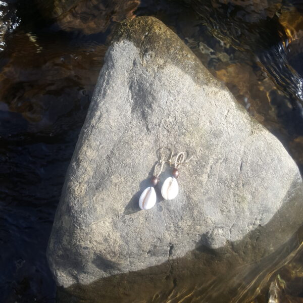 Pendientes de conchas cowrie