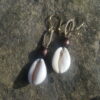 Pendientes de conchas cowrie