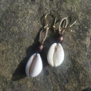 Pendientes de conchas cowrie