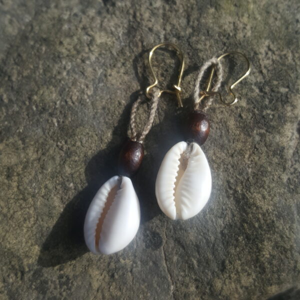 Pendientes de conchas cowrie