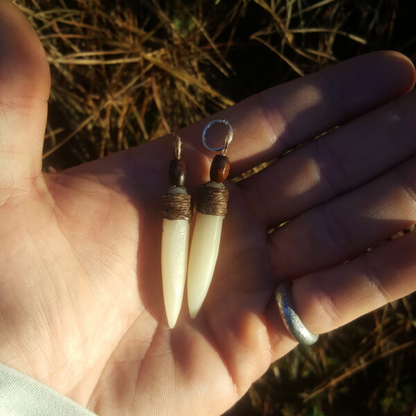 Pendientes colmillo de hueso