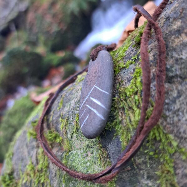 20231119_120836 Colgante grabado neandertal